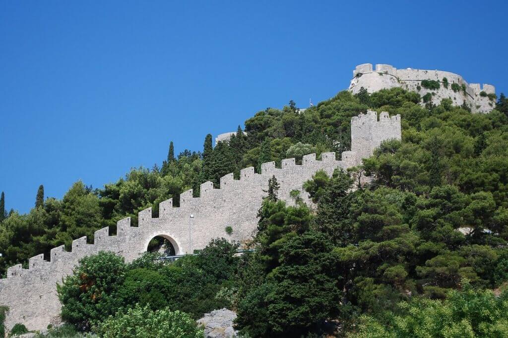 Стены старой крепости на холме.