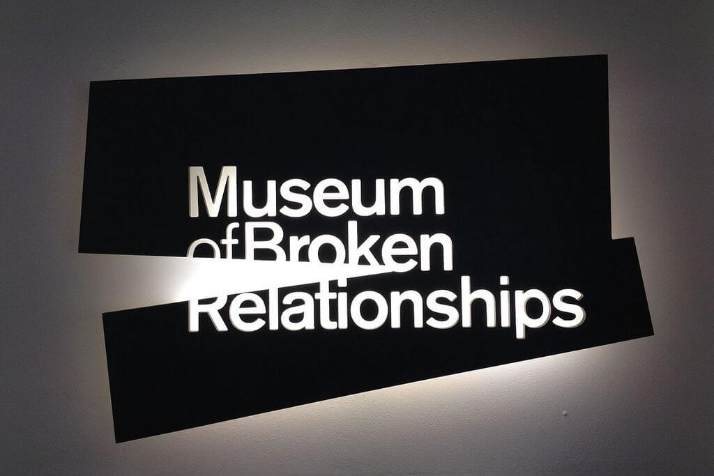 Чёрная вывеска Museum of Broken Relationship.