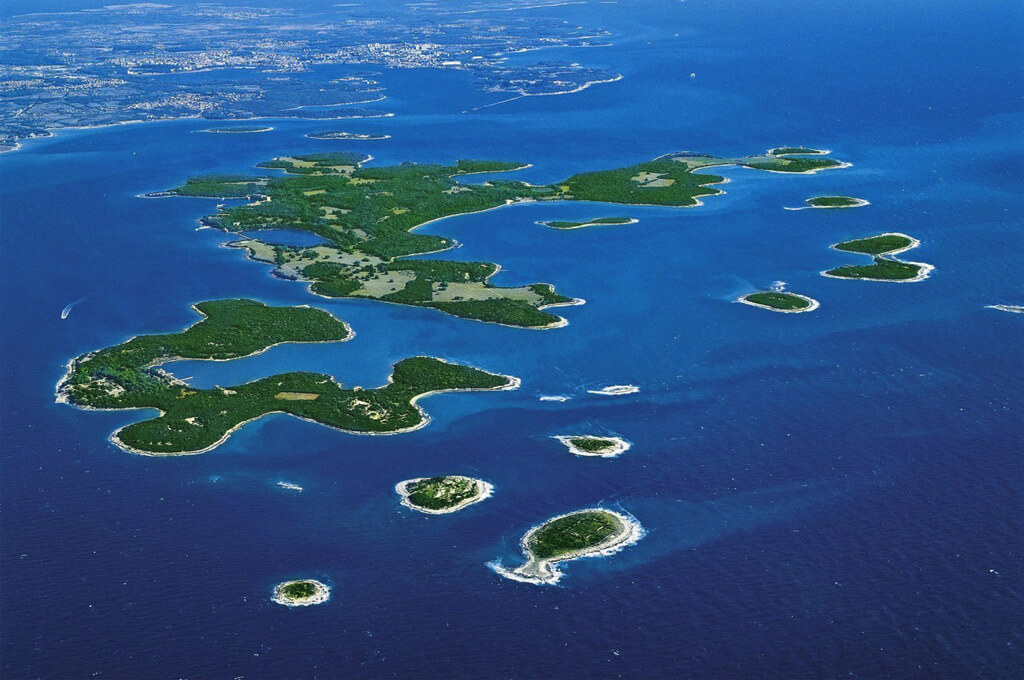 Много маленьких островов в океане.