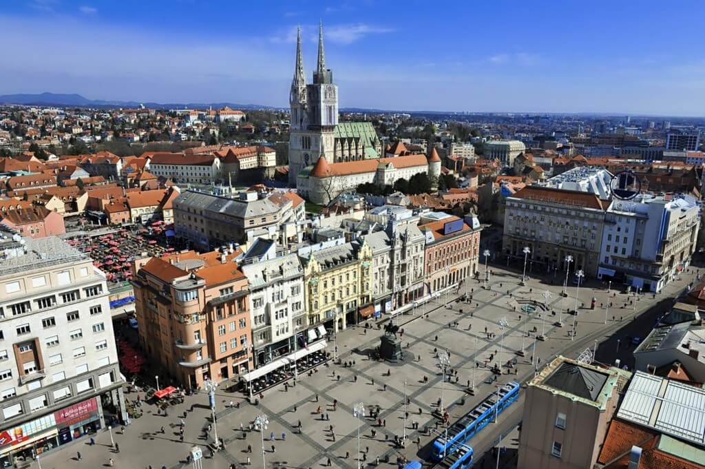 Вид с высоты на центральную площадь Загреба.