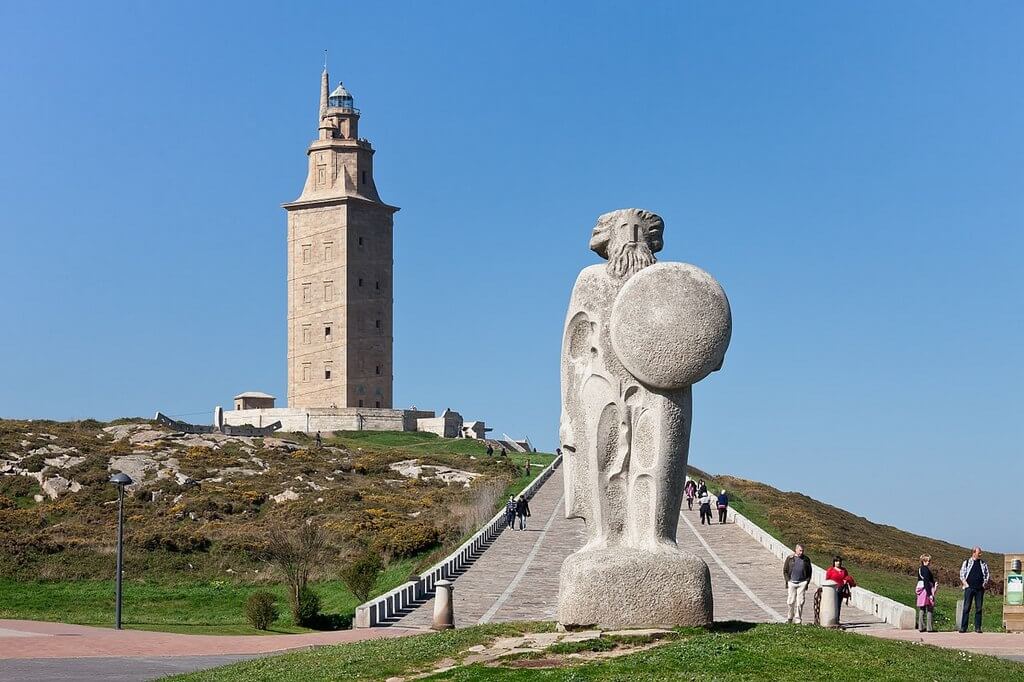 Памятник и древний маяк.