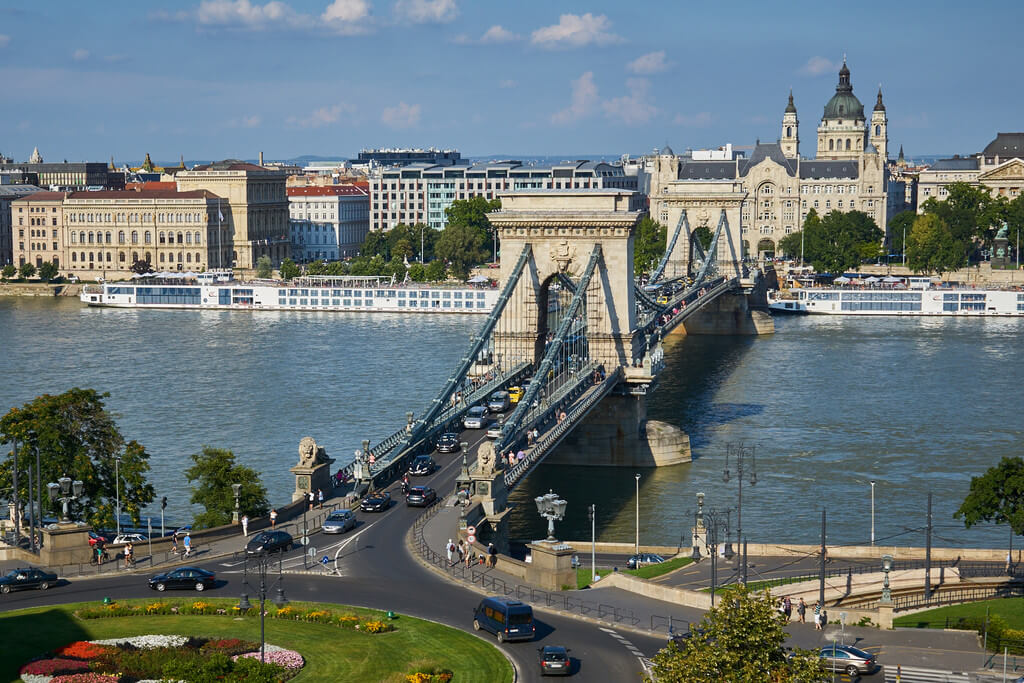 Вид на Цепной мост Сечени в Будапеште.