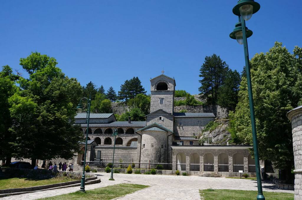Вид на Цетинский монастырь.