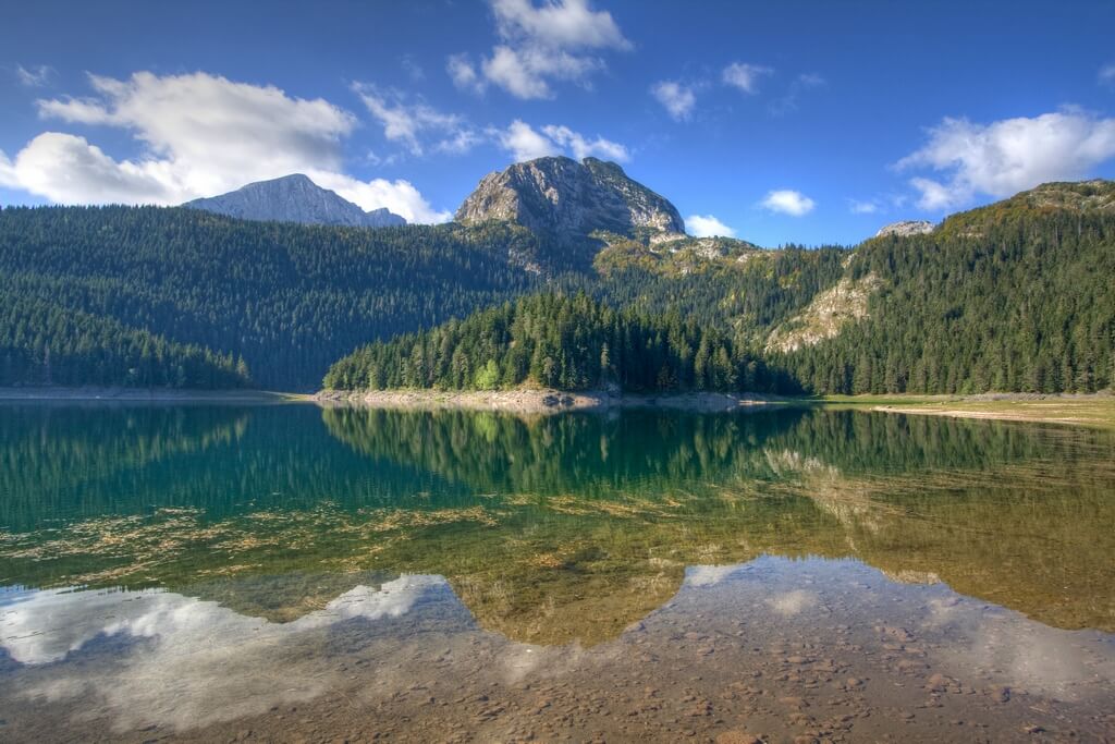Красивое горное озеро.