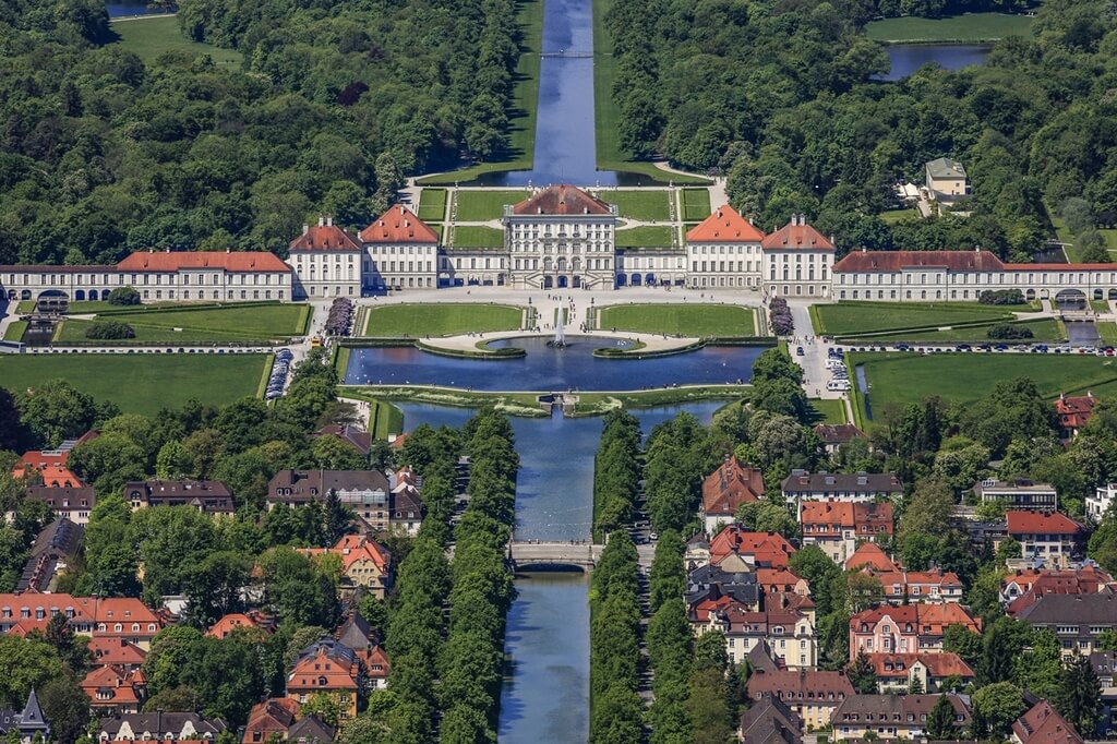Панорамный вид сверху на дворец Нимфенбург.