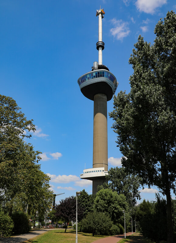 Высокая башня с панорамной смотровой площадкой.