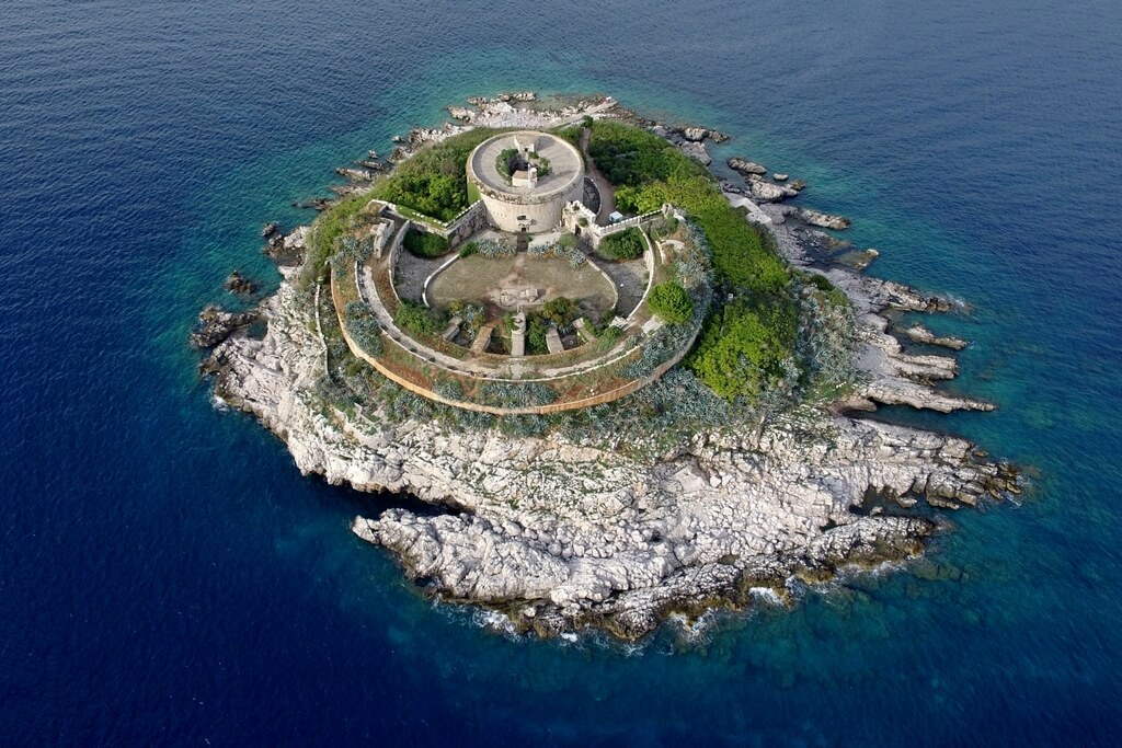 Небольшой, полуразрушенный форт на маленьком островке посреди океана.