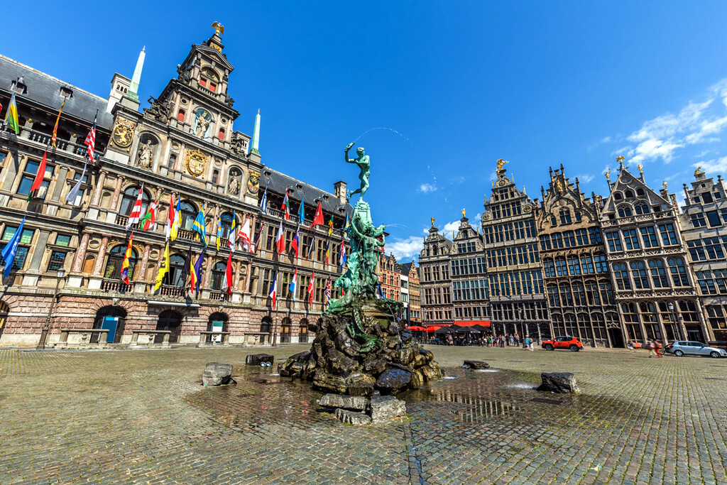 Фонтан на главной площади Антверпена.