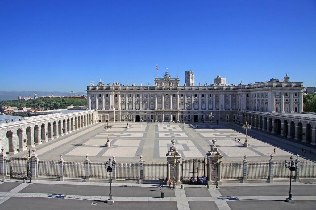 Дворец в Мадриде — резиденция королевской семьи.