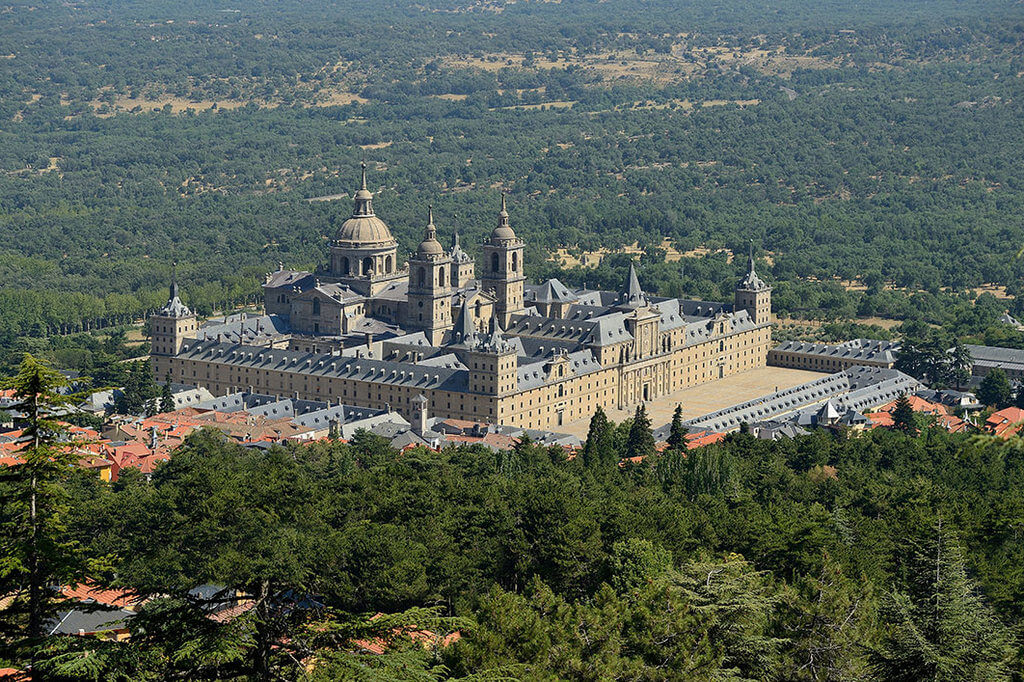 Панорамный вид на монастырь Эскориал.