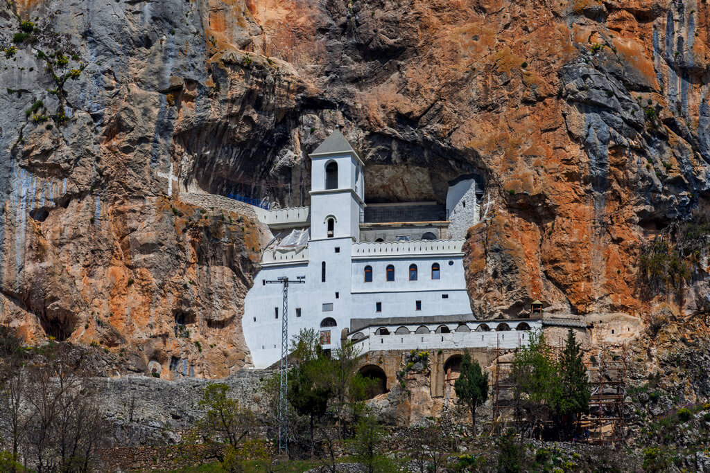 Монастырь построенный в скале.