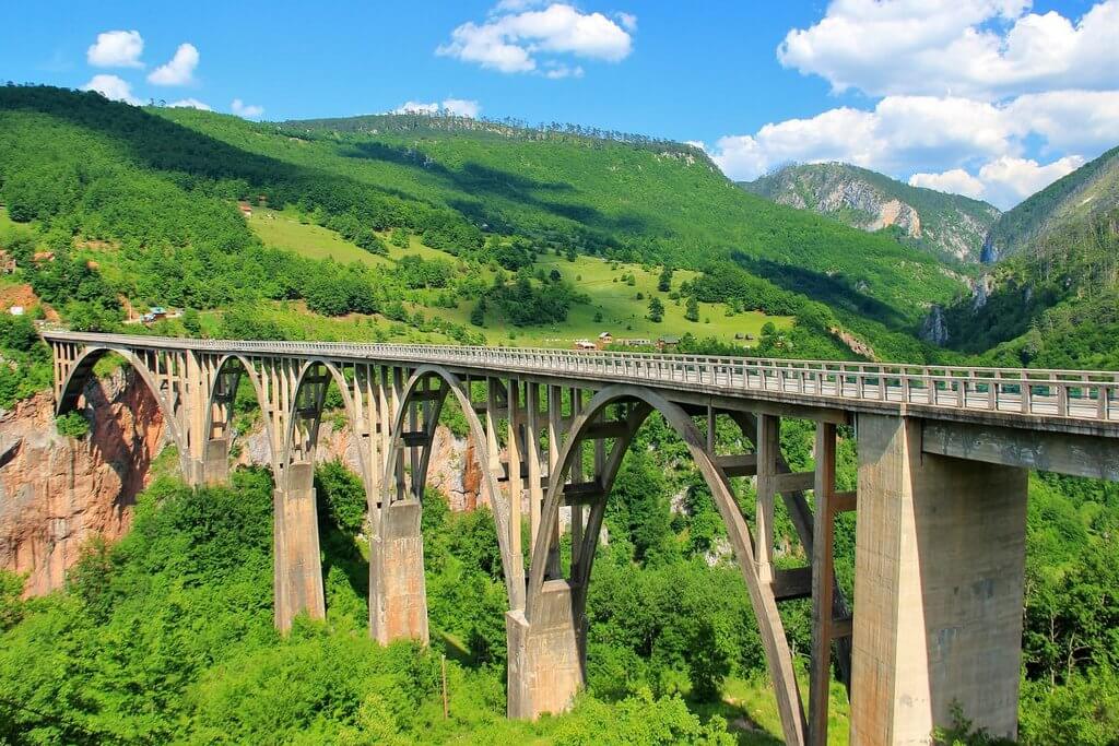 Вид на мост Джурджевича на фоне гор.