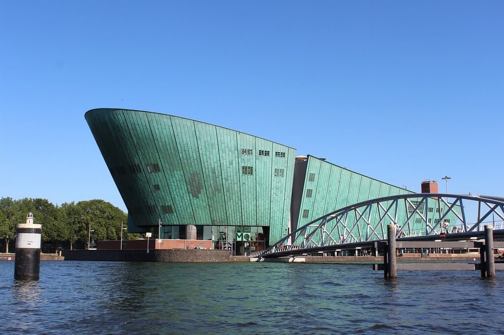 Корпус музея — современное футуристичное здание, в форме корабля.