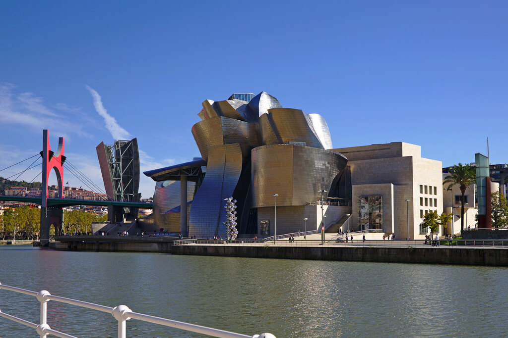 Здание музея современного искусства в Бильбао.