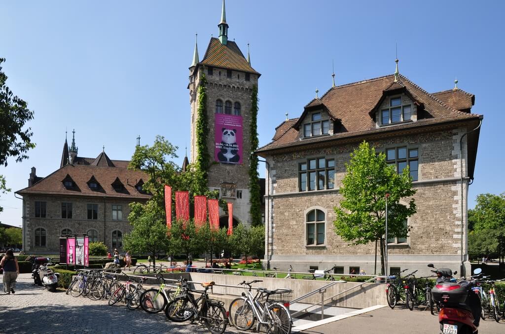 Здание швейцарского национального музея.
