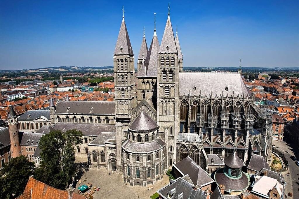 Панорамный вид на большой готический собор темного цвета.