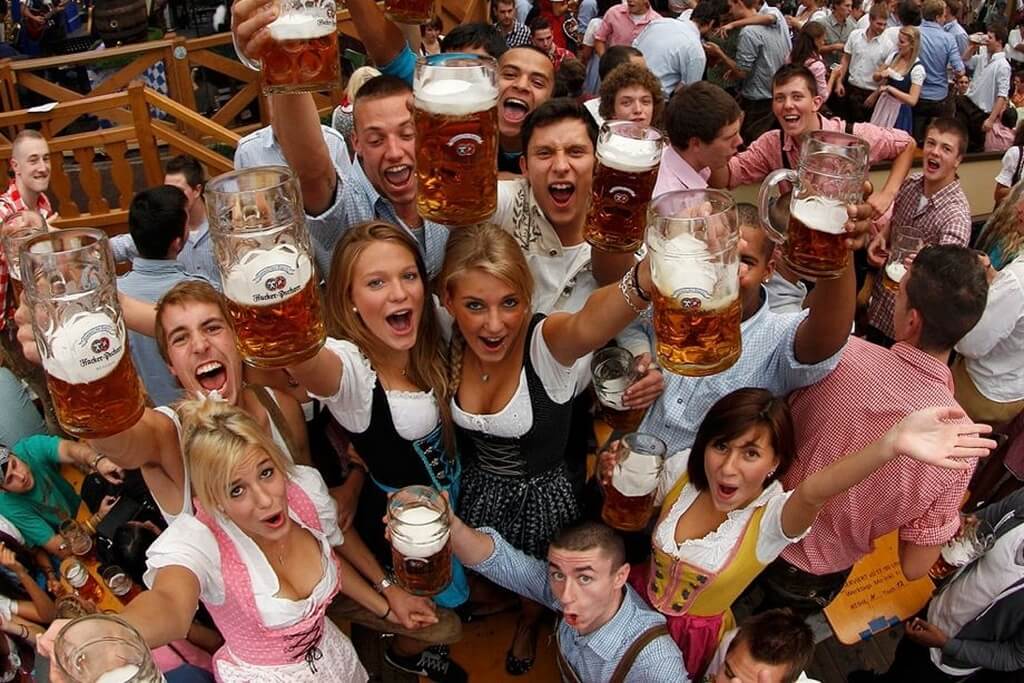 Немцы в национальных костюмах с пивом.
