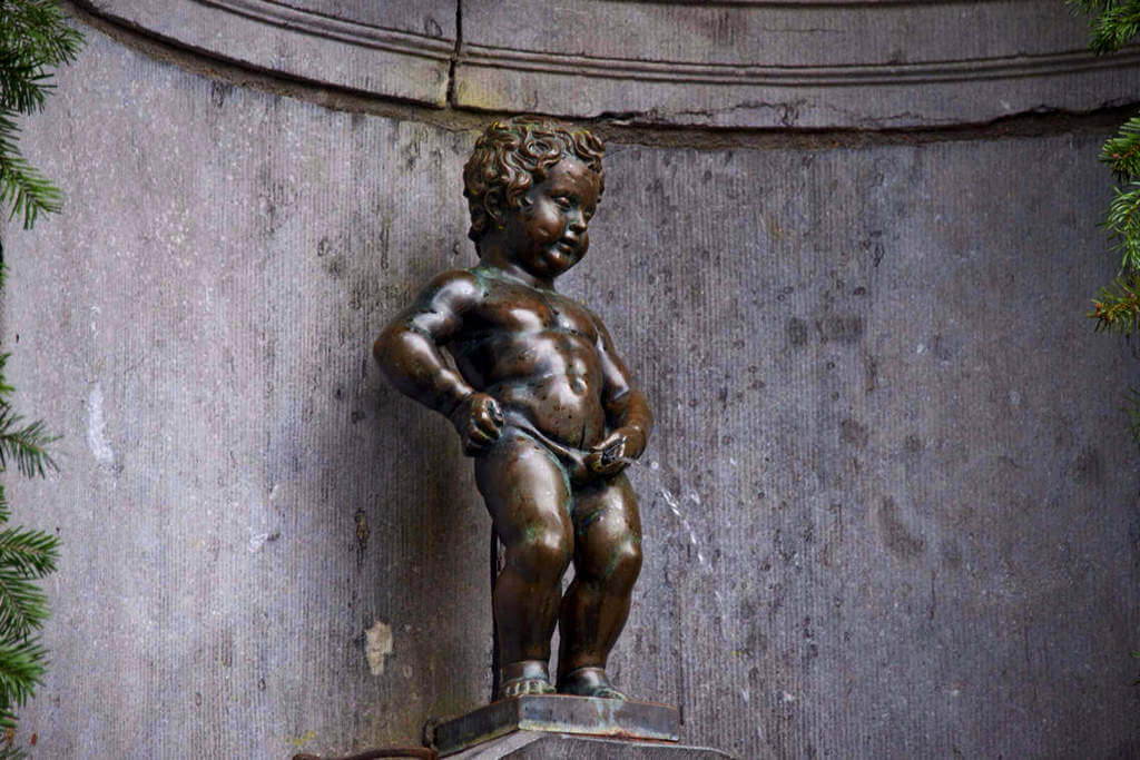 Статуя-фонтан Писающего мальчика, крупным планом.