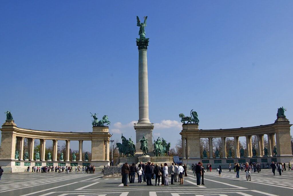 Туристы перед монументом на Площади Героев.