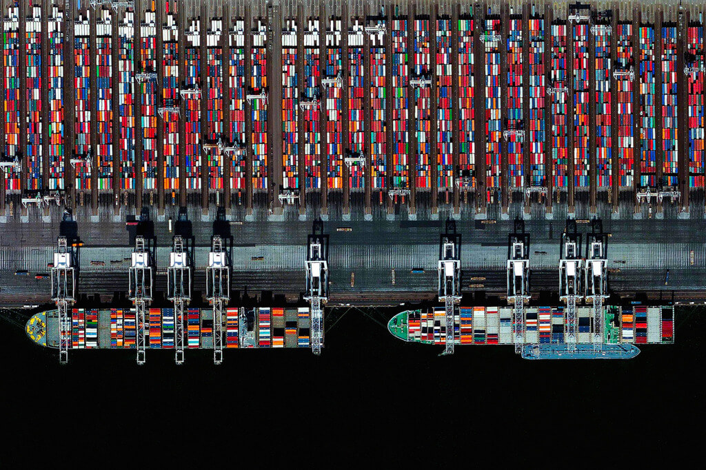Тысячи контейнеров в порту Роттердама.