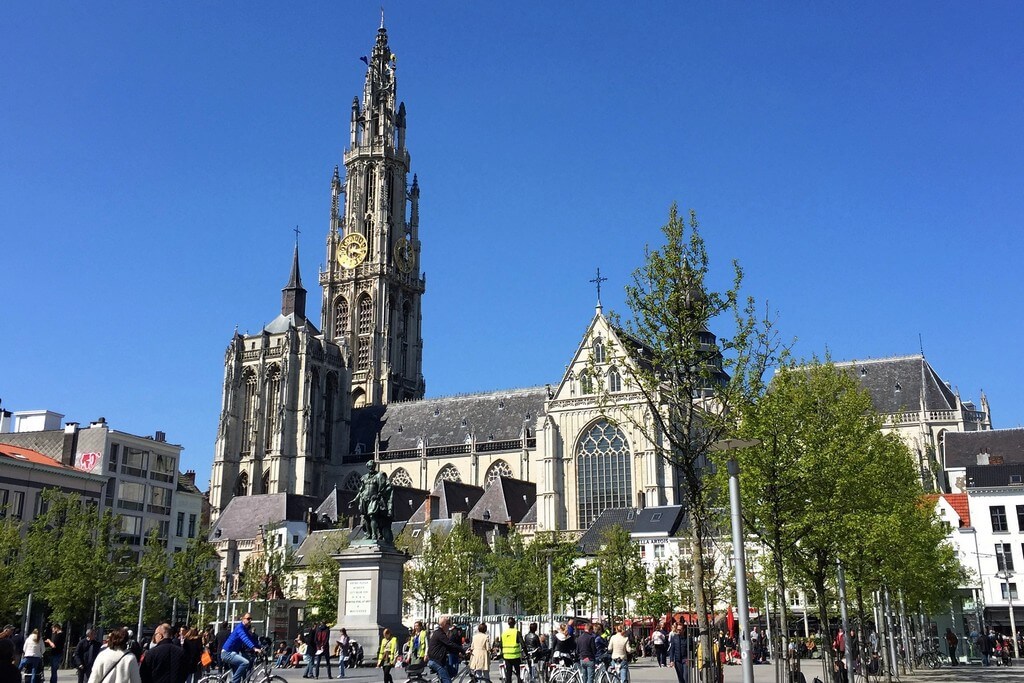 Туристы гуляют по Зеленой площади перед Собором Антверпенской Богоматери.