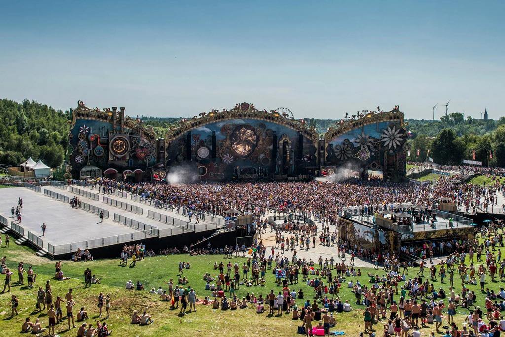 Панорамный вид на главную сцену фестиваля Tomorrowland.