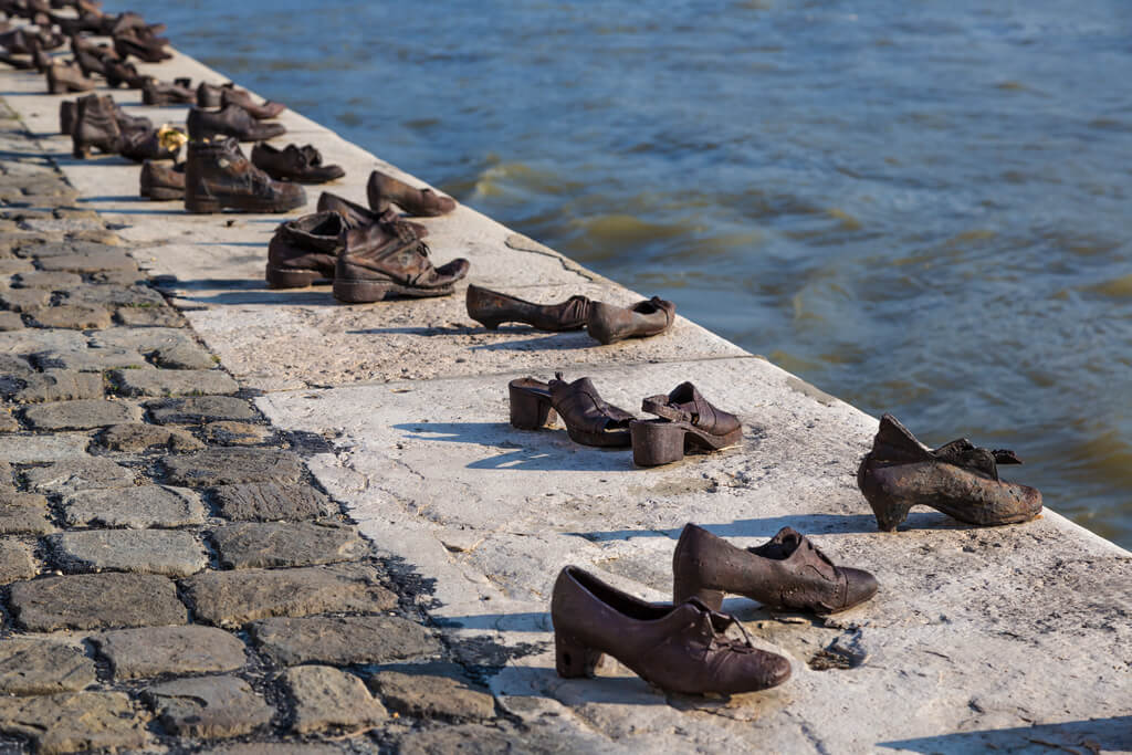 Фрагмент скульптурной композиции «Туфли на набережной Дуная».