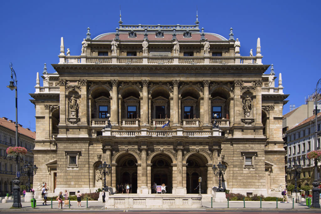 Центральный фасад Венгерского оперного театра.