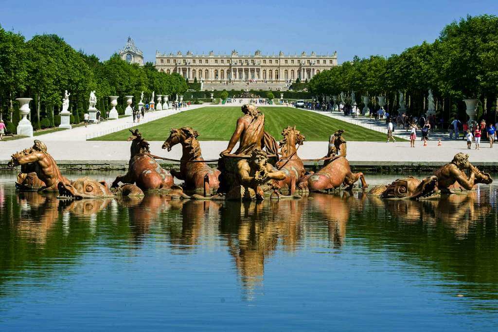 Фонтан возле Версальского двореца.