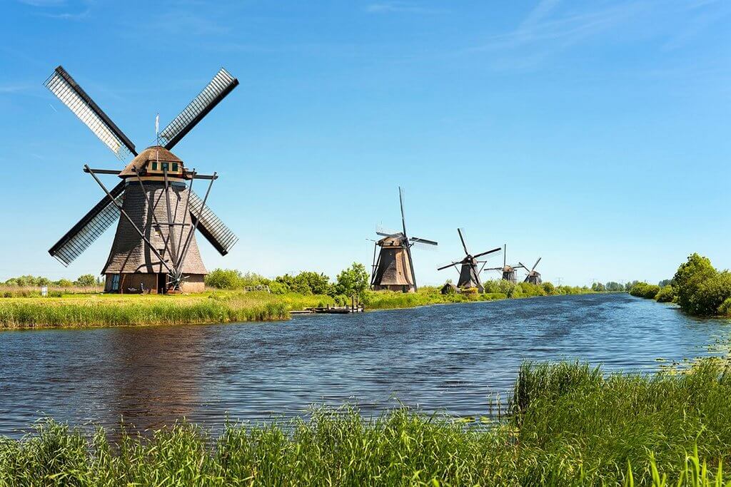 Классический вид на ветряные мельницы, можно использовать для туристической открытки.