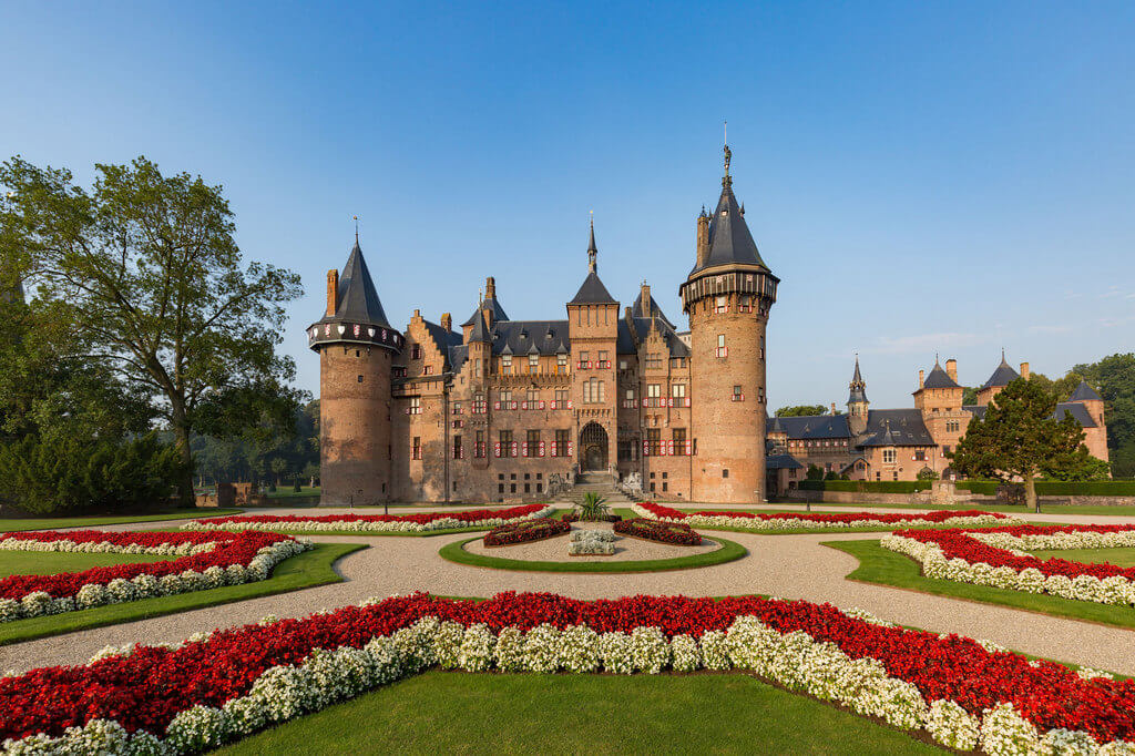 Самый большой, красивый и известный замок Нидерландов.
