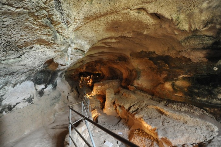 Пещера Гхар-Далам.