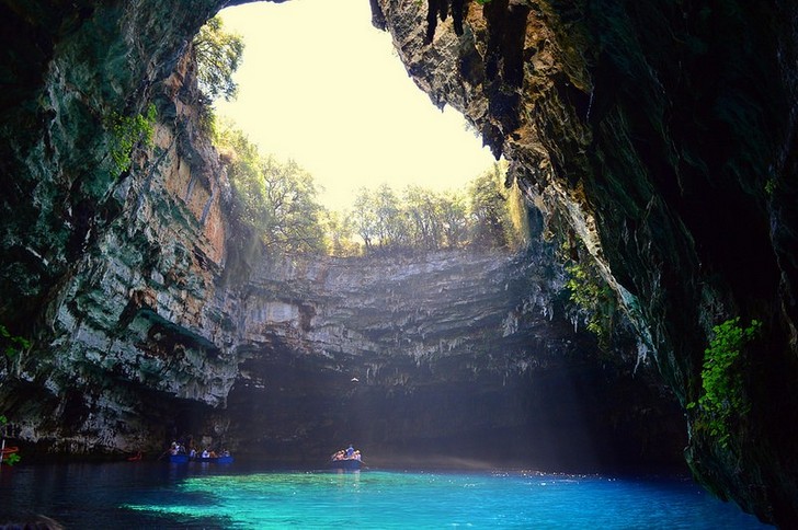 Пещерное озеро Мелиссани.