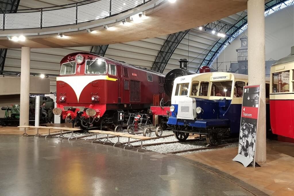 Музейные экспонаты: старинные локомотивы и вагоны поездов.