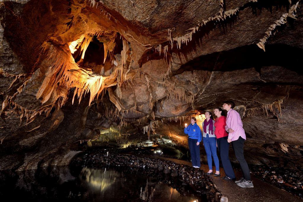 Четыре человека в пещере Марбл-Арч.