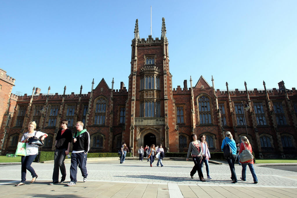 Студенты выходят из здания университета.