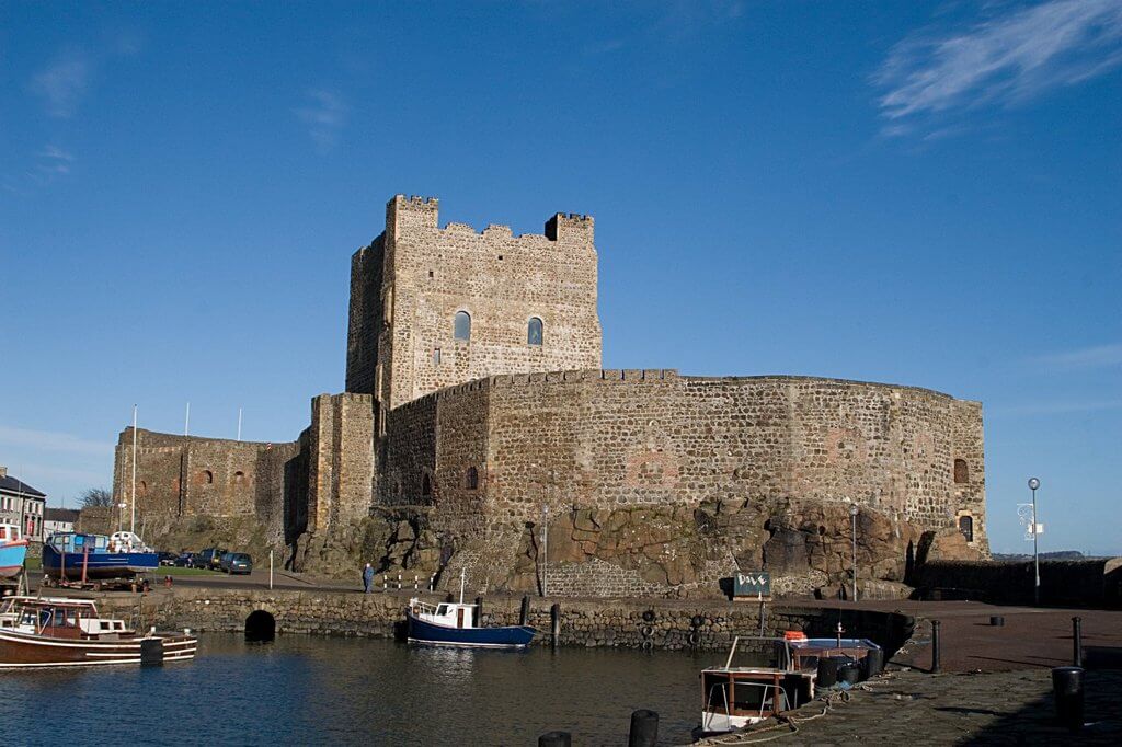 Вид на стены мощного средневекового замка.