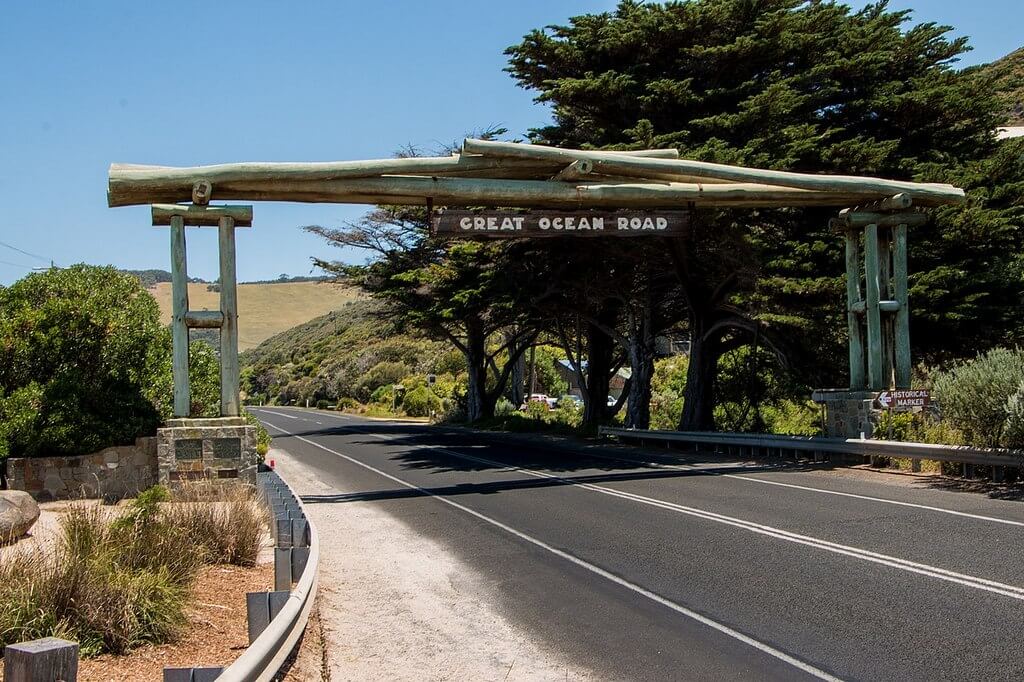 Деревянная арка через дорогу. Great Ocean Road.