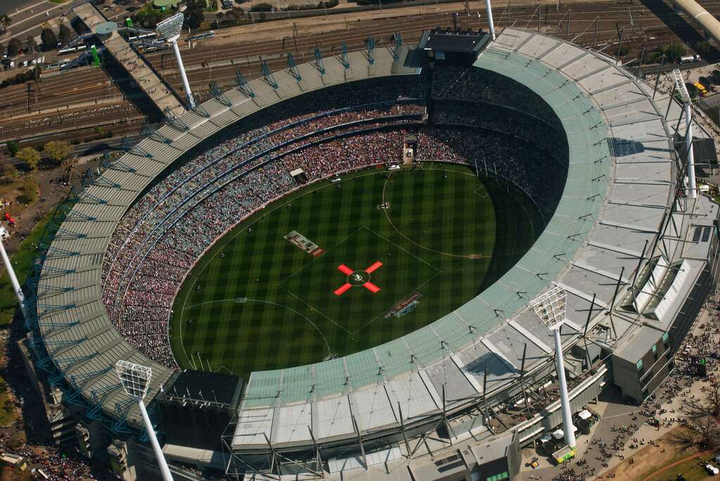 Панорамный вид на большой открытый стадион.