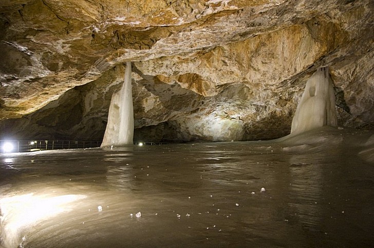 Добшинская ледовая пещера.