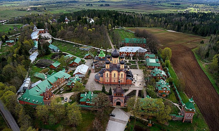 Пюхтицкий Успенский монастырь.