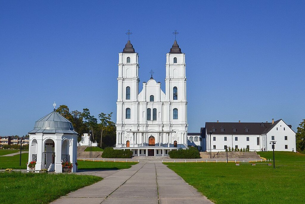 Общий вид на Аглонскую базилику в Латвии.