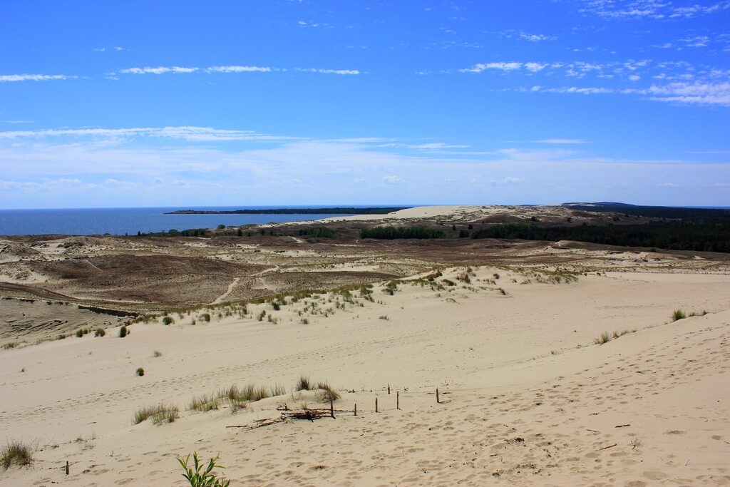 Песчаные дюны на фоне голубого неба.
