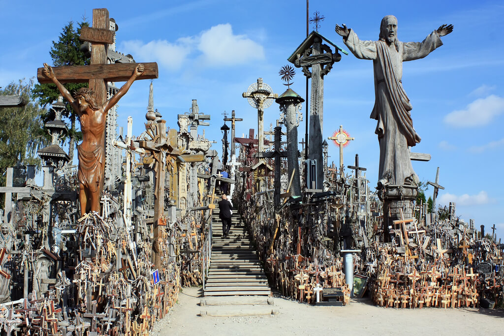 Огромной количество деревянных крестов, разных размеров и форм.