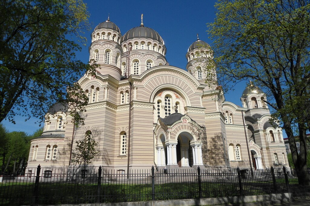 Белый собор в византийском стиле.