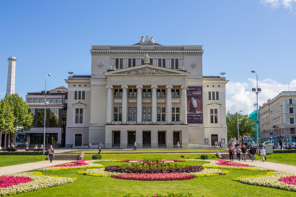 Центральный фасад здания Латвийской оперы.