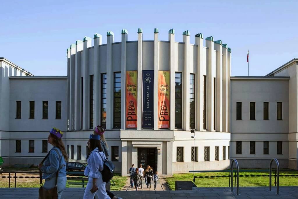 Фрагмент фасада музея Черлёниса.