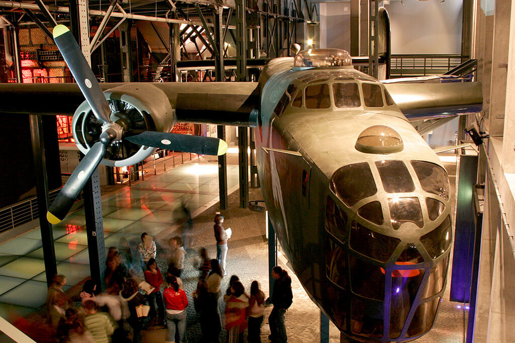 Фюзеляж большого военного самолета во внутреннем помещении музея.