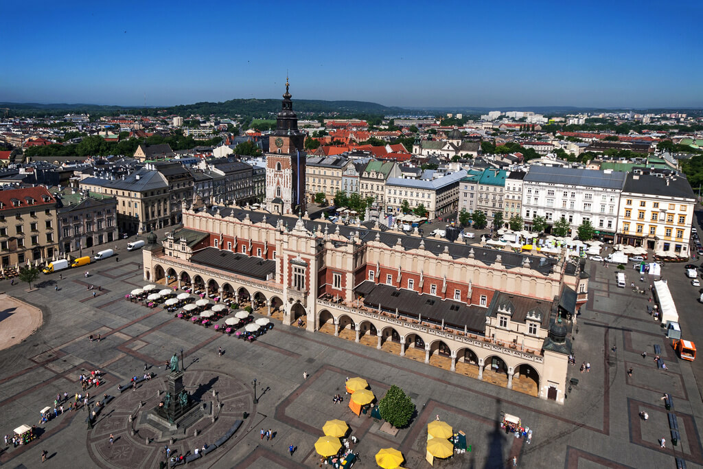 Вид сверху на здание Суконных рядов и Рыночную площадь Кракова.