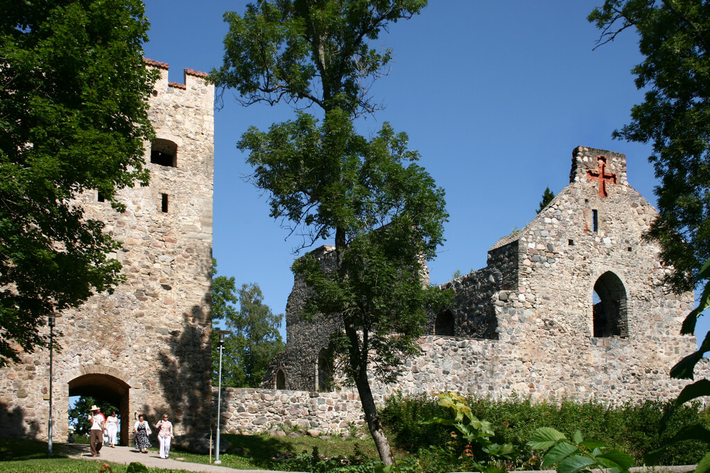 Развалины средневекового замка.